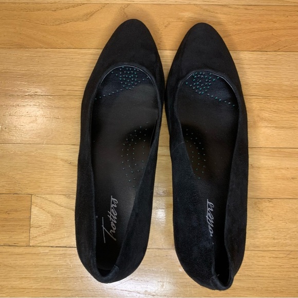 Trotters Kari Pointed Toe Pump in Black Suede - Size 9 WW - Picture 5 of 9